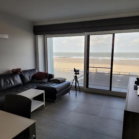 Studio 105 op zeedijk met frontaal zeezicht 1ste verdiep Middelkerke Buitenkant foto